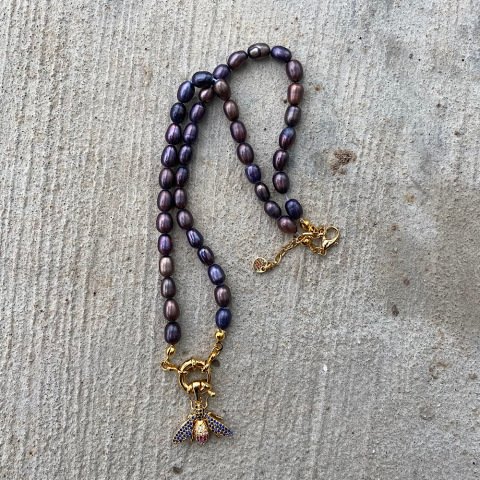 Siyah İncili Yaban Arısı Kolye