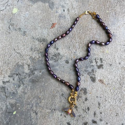 Siyah İncili Yaban Arısı Kolye