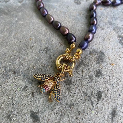 Siyah İncili Yaban Arısı Kolye