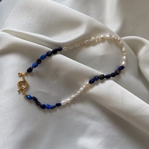 White on Blue Kolye