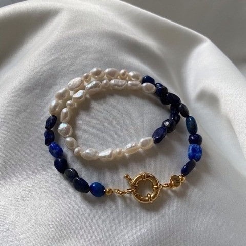 White on Blue Kolye