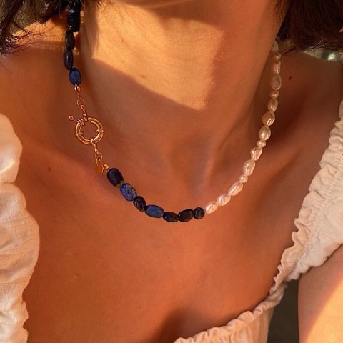 White on Blue Kolye