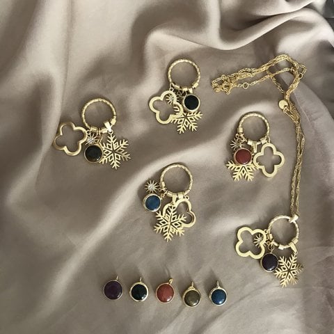 Kar Tanesi Harfli Charm Kolye