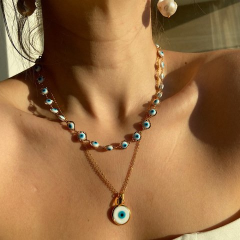 Beyaz Nazar Harfli Retro Kolye