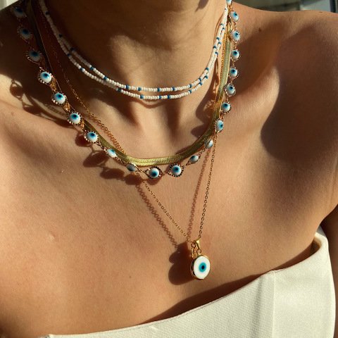 Beyaz Nazar Harfli Retro Kolye