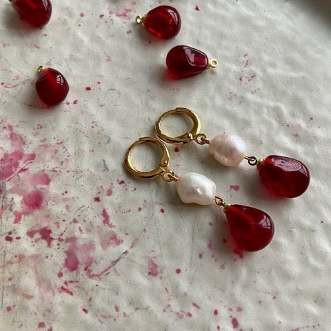 Amorf İncili Nar Tanesi Küpe