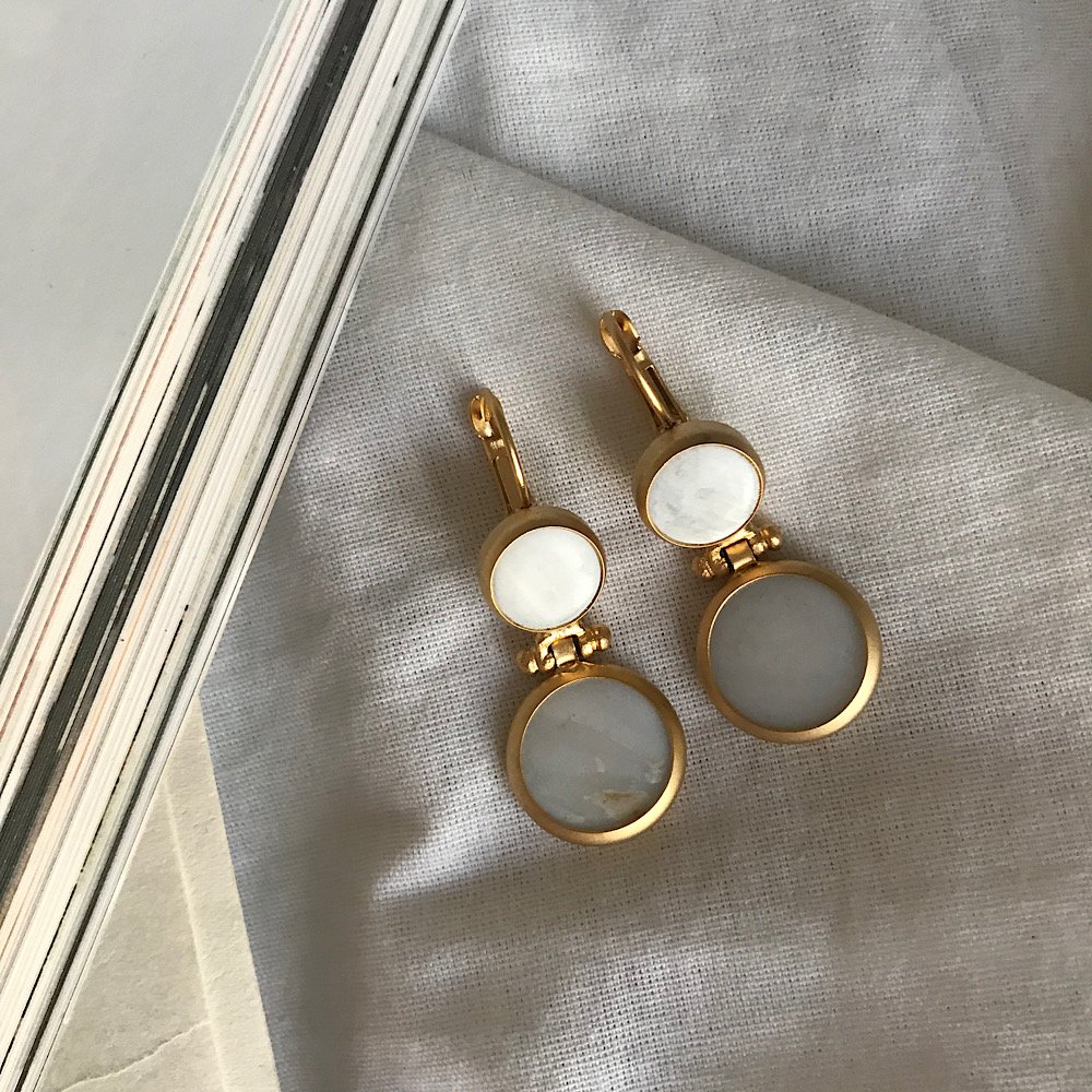 White on White Sedef Küpe