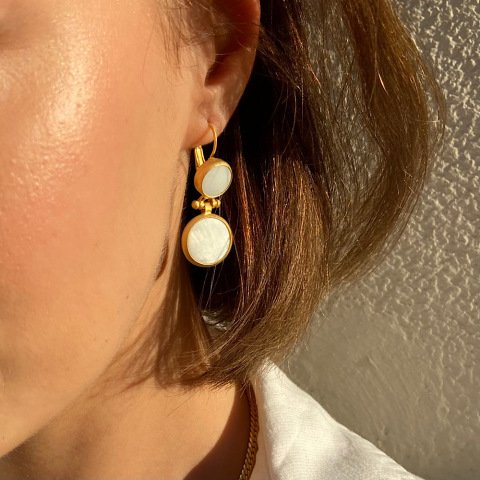 White on White Sedef Küpe