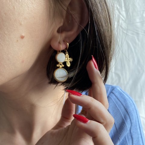 White on White Sedef Küpe