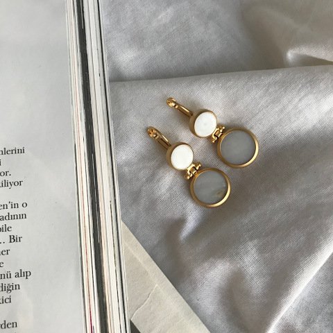 White on White Sedef Küpe