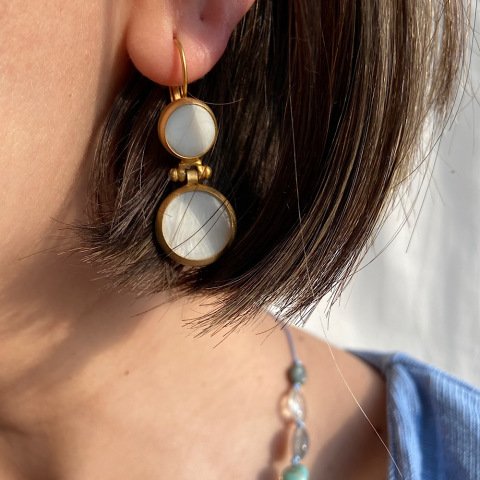 White on White Sedef Küpe