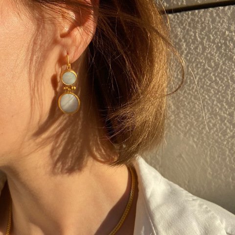 White on White Sedef Küpe