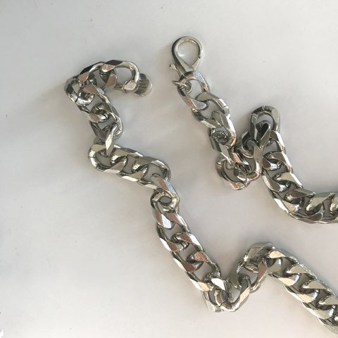 Koyu Gümüş Renk Kesme Kolye