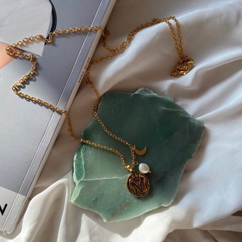 Antik Madalyon Charm Uzun Kolye