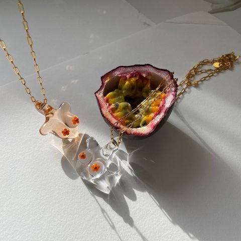 The Mammae Turuncu Çiçekli Meme Kolye