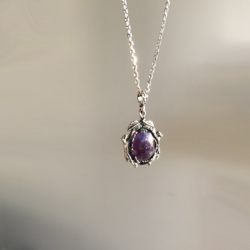 Kaplan ve Yaprak Motifli Ametist Taşı 925 Gümüş Kolye