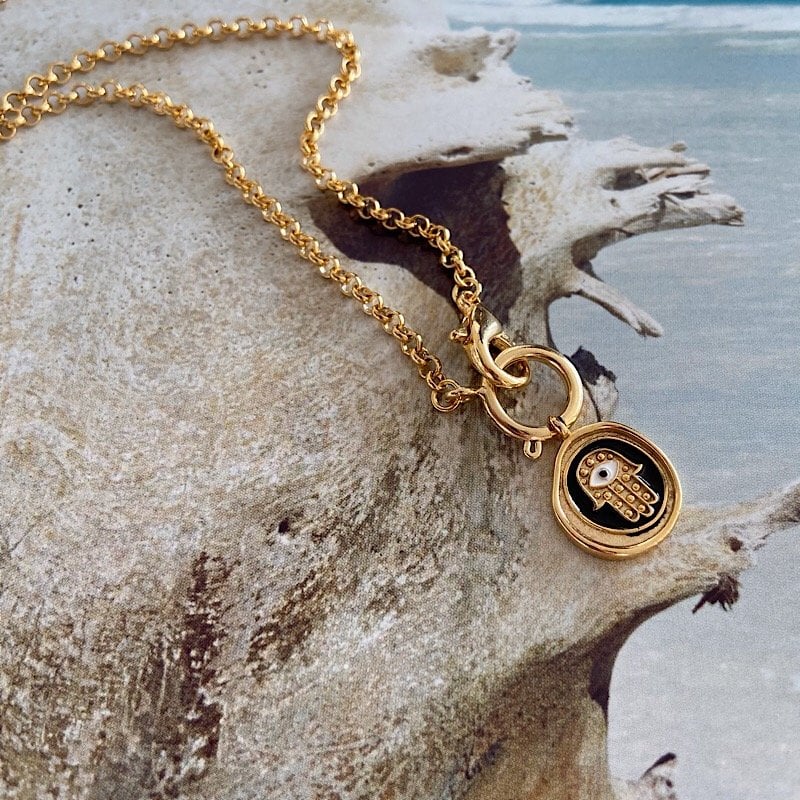 Mineli Fatma’nın Eli Kolye