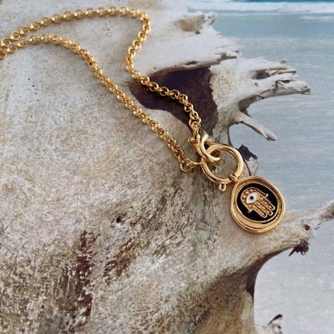 Mineli Fatma’nın Eli Kolye