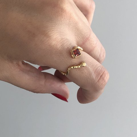 Dörtgen Taşlı Zikzak Yüzük