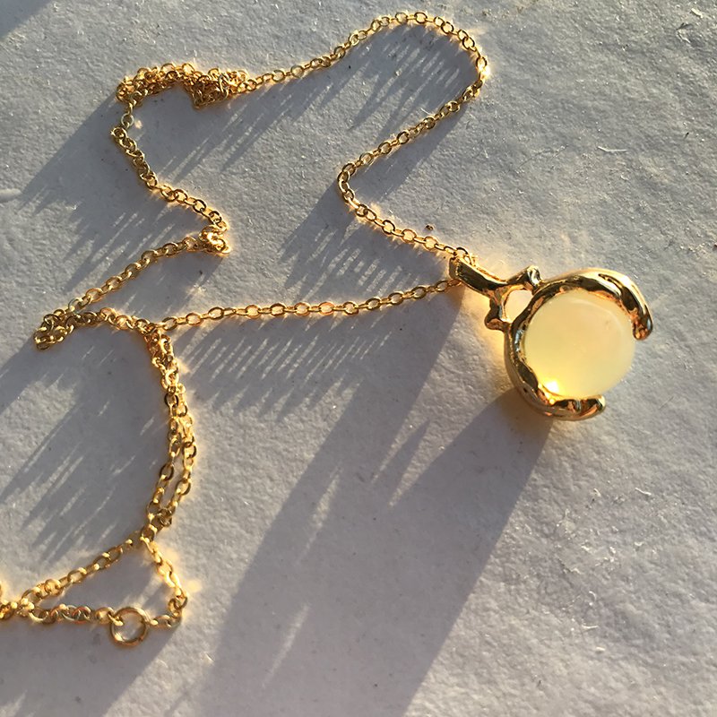 The Moon InMyHands Kolye